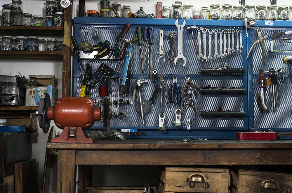 Un atelier en Alsace, là où les outils attendaient de donner une deuxième vie aux objets. biographe.alsace.