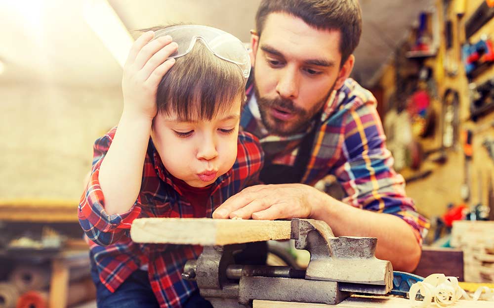 Un papa et son fils qui bricolent. biographe.alsace